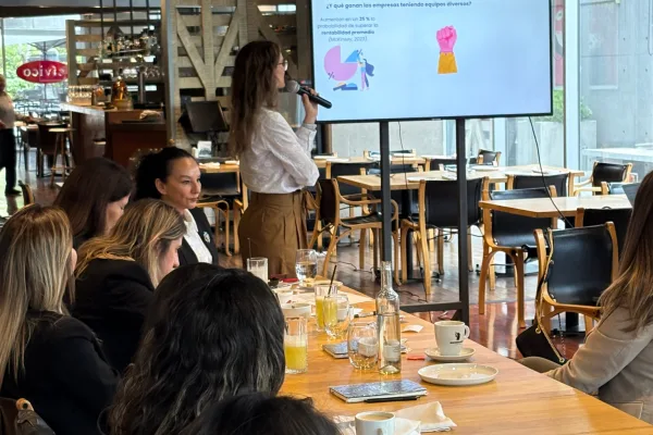 Carolina Pinto Grez presentando diversidad en equipos.