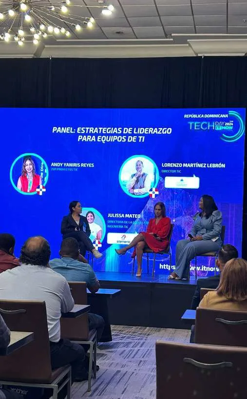 Julissa Mateo Abad participando en un panel sobre tecnología e innovación.