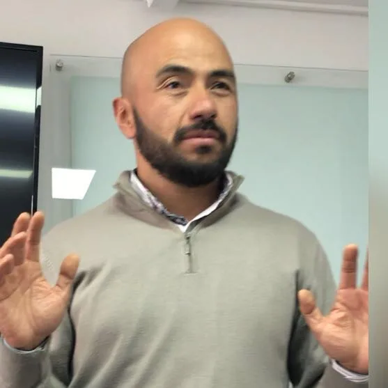 Luis Jorge Pérez Martínez en un momento de exposición y reflexión frente al público.
