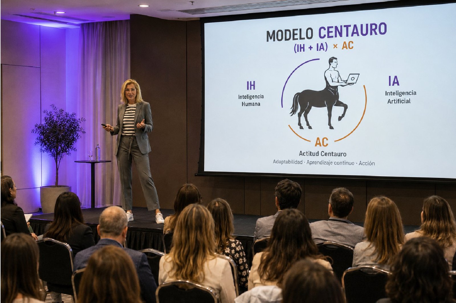Débora Wolosky presentando el Modelo Centauro ante una audiencia