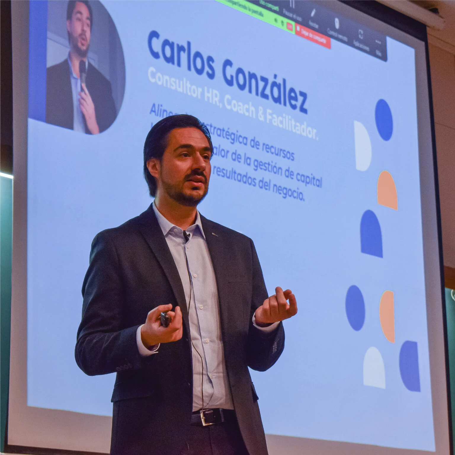 Carlos González durante una conferencia empresarial.