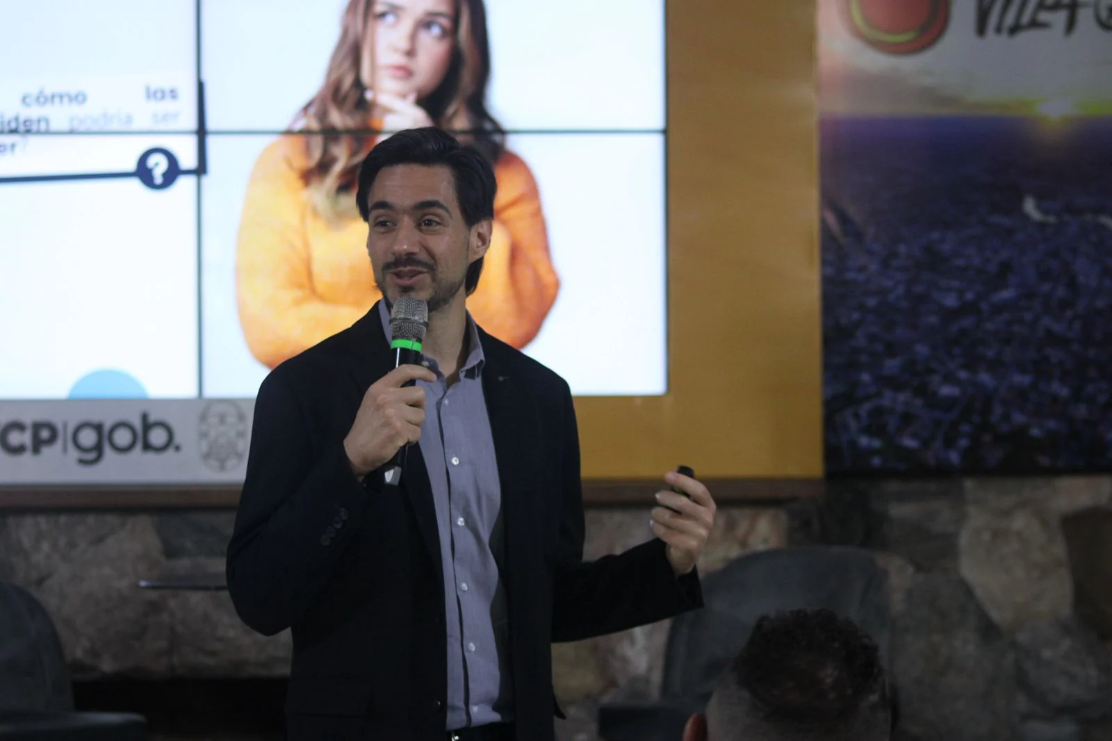 Carlos González frente a una audiencia corporativa.