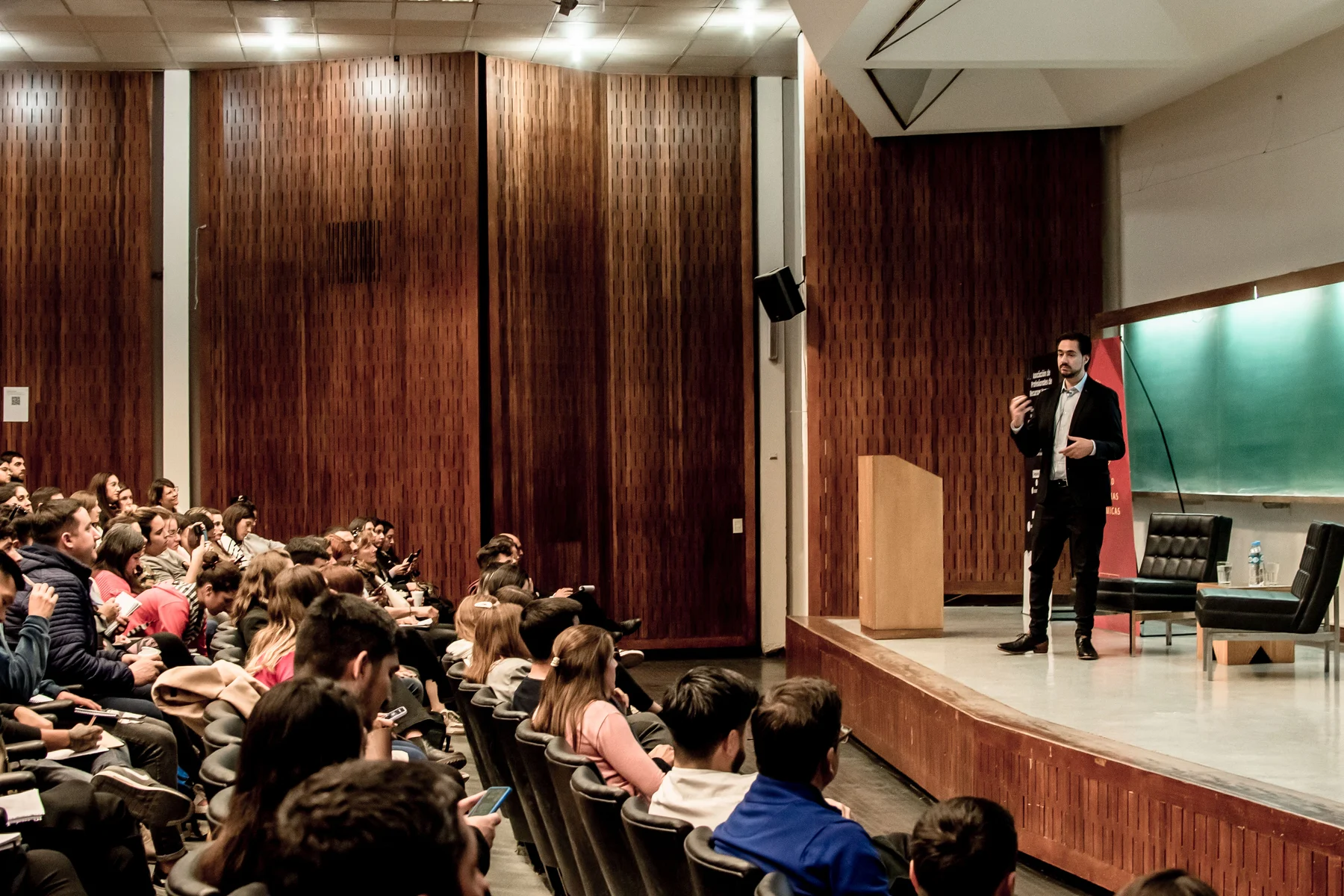 Carlos González facilitando una conversación con equipos.