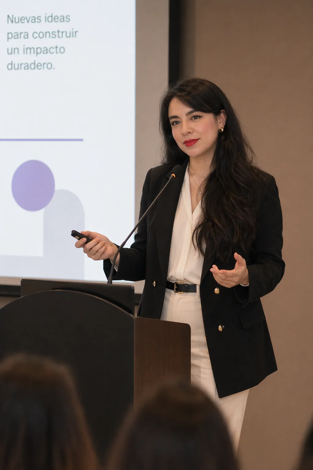 Sarah Joyce Narváez exponiendo sobre comportamiento del consumidor.