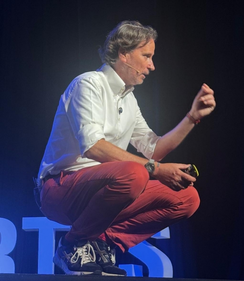 Víctor Küppers durante una keynote corporativa.