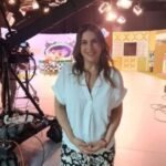 Vivianne Verschae en el set de grabación de un programa de televisión, sonriente frente a cámaras y luces de estudio.
