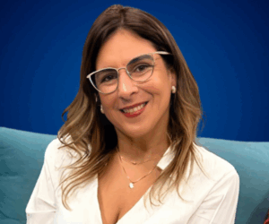 Vivianne Verschae, conferencista internacional en liderazgo consciente y transformación emocional, en retrato profesional con fondo azul.